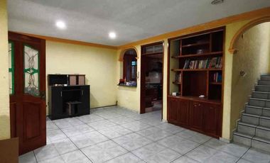 Casa en renta con local comercial