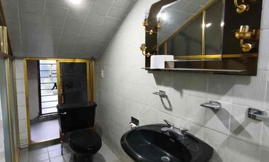 Casa en renta con local comercial