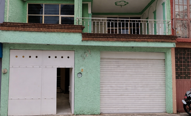 Casa en renta con local comercial