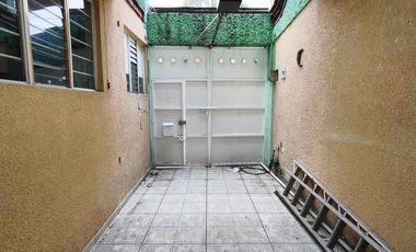 Casa en renta con local comercial