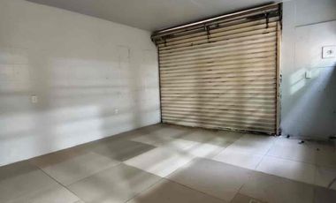 Casa en renta con local comercial