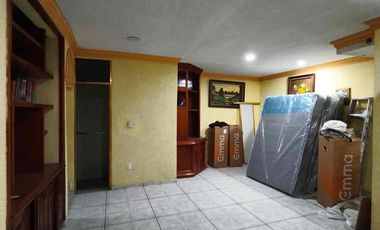 Casa en renta con local comercial