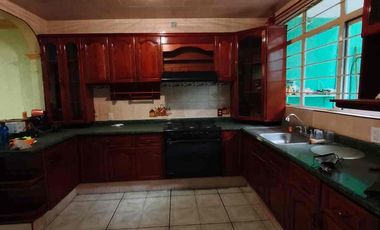 Casa en renta con local comercial
