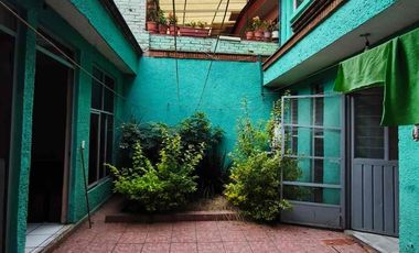 Casa en renta con local comercial