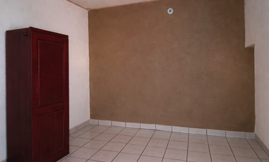 Casa en renta con local comercial
