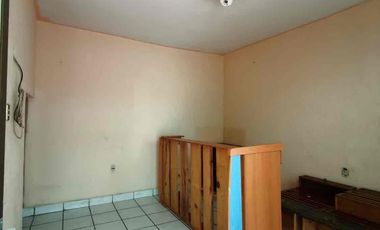 Casa en renta con local comercial