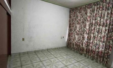 Casa en renta con local comercial