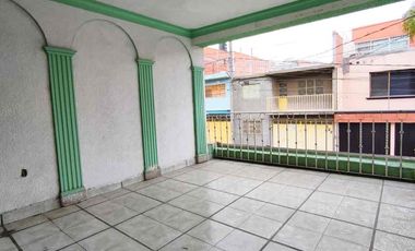 Casa en renta con local comercial