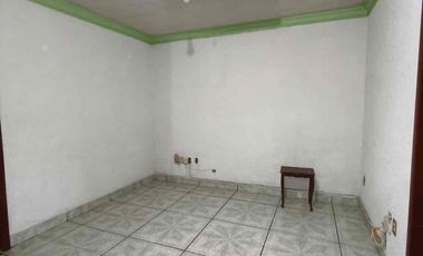 Casa en renta con local comercial