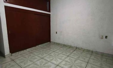Casa en renta con local comercial