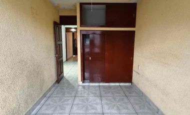 Casa en renta con local comercial
