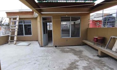 Casa en renta con local comercial