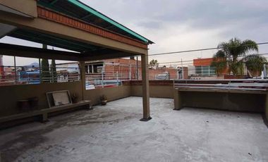 Casa en renta con local comercial