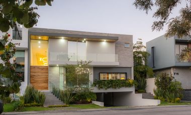 Residencia de lujo en Venta en Puerta Las Lomas, 6 habitaciones, 6 autos, cuarto de servicio, con casa club.