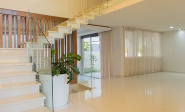 Residencia de lujo en Venta en Puerta Las Lomas, 6 habitaciones, 6 autos, cuarto de servicio, con casa club.
