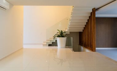 Residencia de lujo en Venta en Puerta Las Lomas, 6 habitaciones, 6 autos, cuarto de servicio, con casa club.
