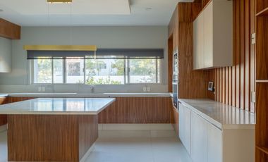Residencia de lujo en Venta en Puerta Las Lomas, 6 habitaciones, 6 autos, cuarto de servicio, con casa club.