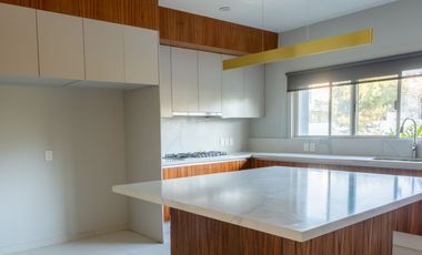 Residencia de lujo en Venta en Puerta Las Lomas, 6 habitaciones, 6 autos, cuarto de servicio, con casa club.