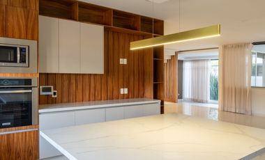 Residencia de lujo en Venta en Puerta Las Lomas, 6 habitaciones, 6 autos, cuarto de servicio, con casa club.