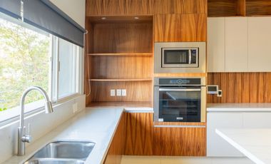 Residencia de lujo en Venta en Puerta Las Lomas, 6 habitaciones, 6 autos, cuarto de servicio, con casa club.