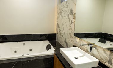 Residencia de lujo en Venta en Puerta Las Lomas, 6 habitaciones, 6 autos, cuarto de servicio, con casa club.
