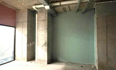 ARRIENDO Local comercial de 67,97m2, Centro Comercial. Metro Los Leones