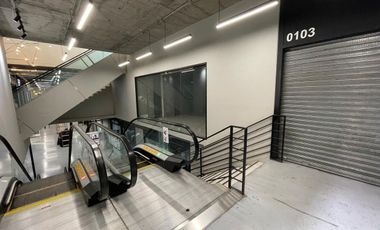 ARRIENDO Local comercial de 67,97m2, Centro Comercial. Metro Los Leones