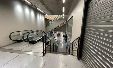 ARRIENDO Local comercial de 67,97m2, Centro Comercial. Metro Los Leones