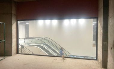 ARRIENDO Local comercial de 67,97m2, Centro Comercial. Metro Los Leones