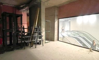 ARRIENDO Local comercial de 67,97m2, Centro Comercial. Metro Los Leones