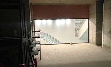 ARRIENDO Local comercial de 67,97m2, Centro Comercial. Metro Los Leones