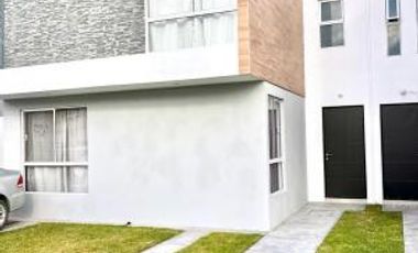 ¡Múdate sin cargar nada! Casa Amueblada y Equipada en Privada Azules