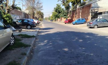CASA ANTIGUA EN QUINTA NORMAL CALLE SANTA GENOVEVA CON ANDES A CUADRAS METRO GRUTA DE LOURDES