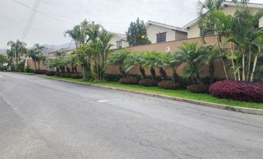 Acogedora Casa de 2 Pisos en Condominio Residencial Sol de La Molina
