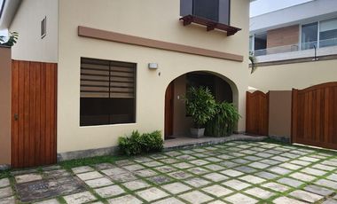 Acogedora Casa de 2 Pisos en Condominio Residencial Sol de La Molina
