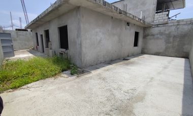 CASA EN VENTA CON LOSA, EN OBRA GRIS EN MACHALA