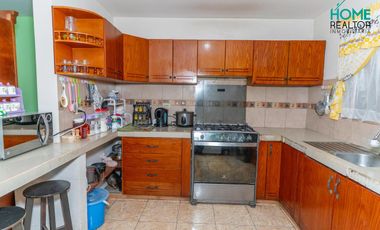 Oportunidad de Inversión-Casa con 2 Departamentos Independientes- Racar, Cuenca