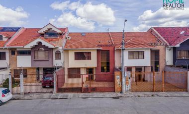 Oportunidad de Inversión-Casa con 2 Departamentos Independientes- Racar, Cuenca