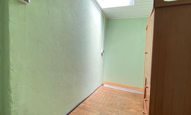 Renovada y Amplia Casa con 5 dormitorios cocina comedor diario 1 baño estacionaiento bodega excelente conectividad