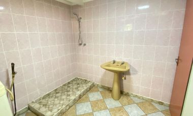 Renovada y Amplia Casa con 5 dormitorios cocina comedor diario 1 baño estacionaiento bodega excelente conectividad