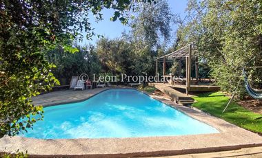 Leon Propiedades vende gran casa con parcela en sector Los Naranjos, Curacaví.