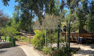 Leon Propiedades vende gran casa con parcela en sector Los Naranjos, Curacaví.