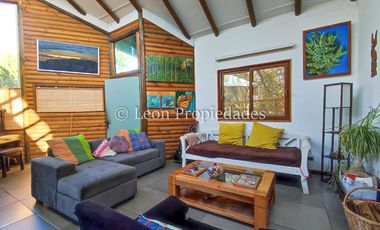 Leon Propiedades vende gran casa con parcela en sector Los Naranjos, Curacaví.