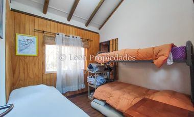 Leon Propiedades vende gran casa con parcela en sector Los Naranjos, Curacaví.