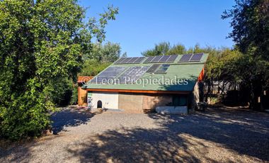 Leon Propiedades vende gran casa con parcela en sector Los Naranjos, Curacaví.