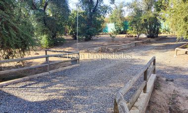 Leon Propiedades vende gran casa con parcela en sector Los Naranjos, Curacaví.