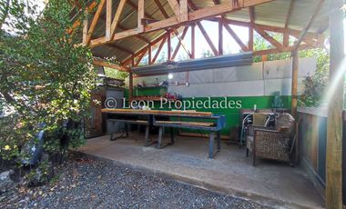 Leon Propiedades vende gran casa con parcela en sector Los Naranjos, Curacaví.
