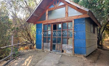 Leon Propiedades vende gran casa con parcela en sector Los Naranjos, Curacaví.