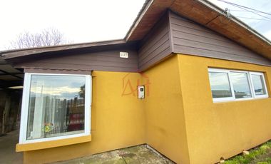 Iluminada y Renovada Casa en Venta 2 dormitorios amplios cocina comedor diario 1 baño calefaccion a pelet aislacion termica ventanas termo panel