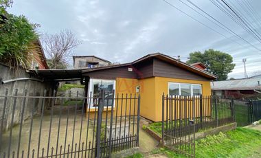 Iluminada y Renovada Casa en Venta 2 dormitorios amplios cocina comedor diario 1 baño calefaccion a pelet aislacion termica ventanas termo panel